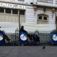 Ils arpentent les rues des villes des pays du Sud: les vendeurs ambulants. 