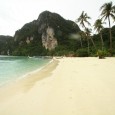 Ko Phi Phi, une ile paradisiaque de la mer d'Andaman, a survécu au terrible tsunami de 2004. Le traumatisme fait bien partie de l'Histoire et aujourd'hui, il est difficile de croire qu'une telle catastrophe naturelle ait bien eu lieu!