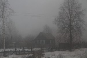 Un village perdu dans la brume